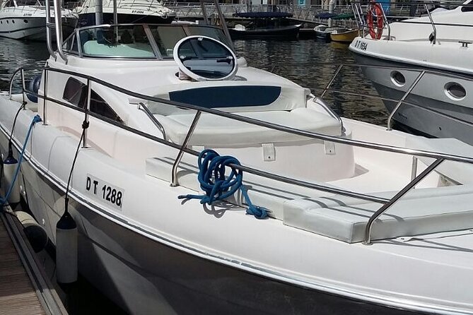 33ft. Yacht Rental on New Year's Eve around Dubai Palm - Key Highlights You Should Know