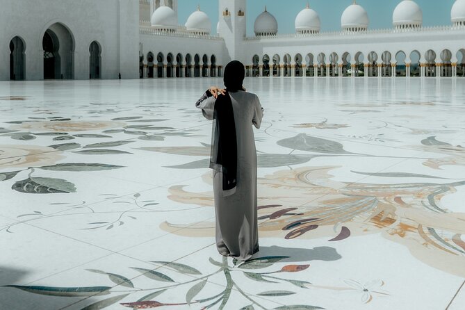 Abu Dhabi Sheikh Zayed Grand Mosque Private Tour - Guides and real-world pacing: what you can expect with different escort styles