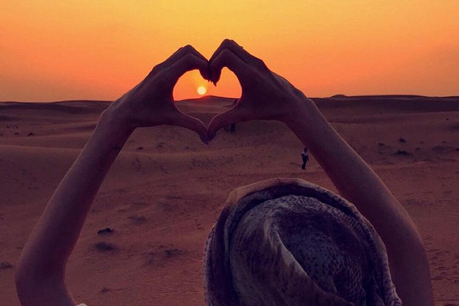 Desert Safari 4X4 Experience from Dubai - Sandboarding and sunset photos: the fun part happens before dinner