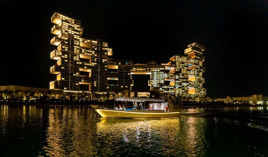 Dubai: Abra Boat Tour in Atlantis, Palm, Ain Dubai & Marina - Photo stops and crew help, including familiar guide names