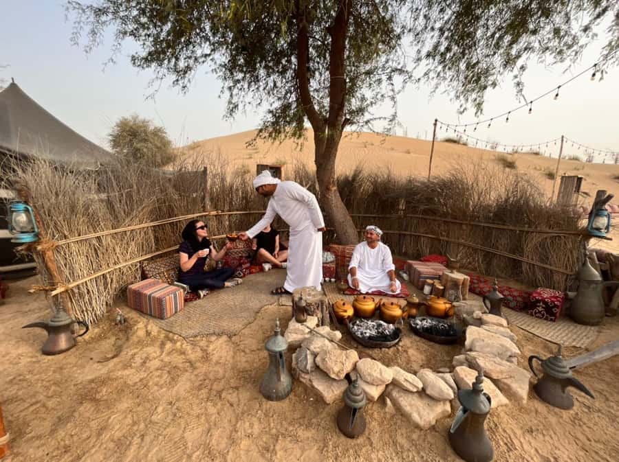 Dubai: Al Marmoom and Al Qudra Lakes Guided Tour with Dinner - Sunset photos at the Love Lake area
