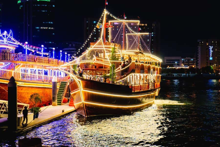 Dubai: Al Seef Largest Dhow Dinner Cruise with Live Show - The 1.5-hour route: Bur Dubai, Deira, and the calm-water night show