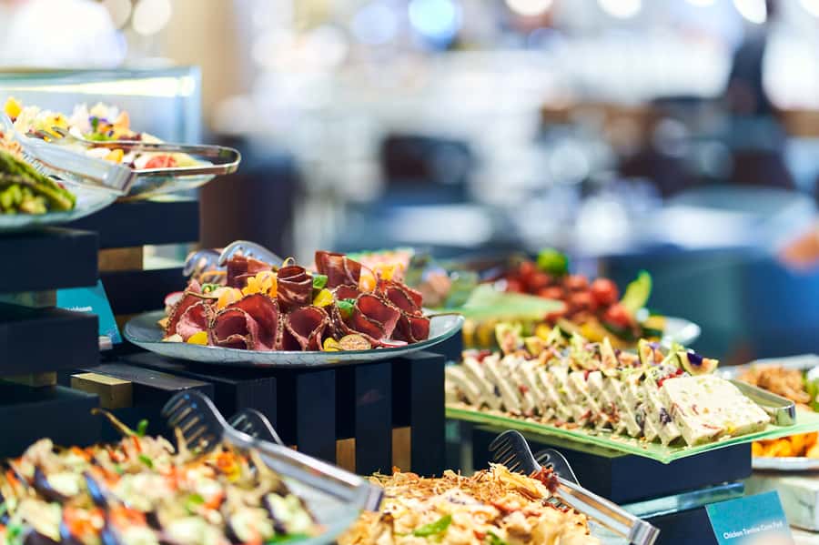Dubai: Buffet Dinner at Saffron in Atlantis the Palm - The 220+ dishes and 20 live stations, how to tackle them