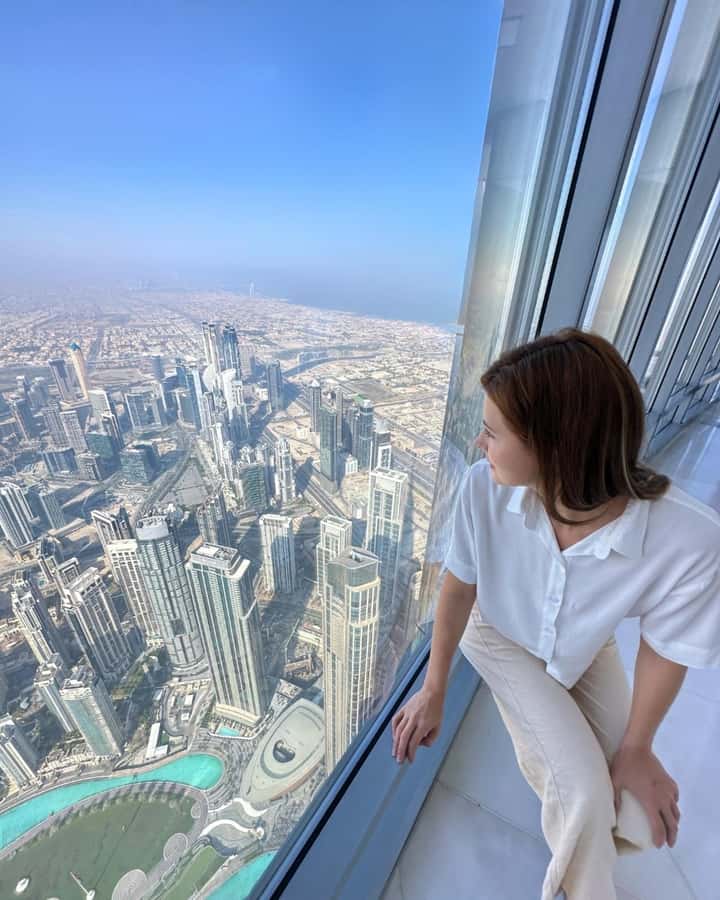 Dubai: Burj Khalifa Levels 124 & 125 Entry Ticket + Options - Café treat, souvenir, and the optional Dubai Aquarium add-on