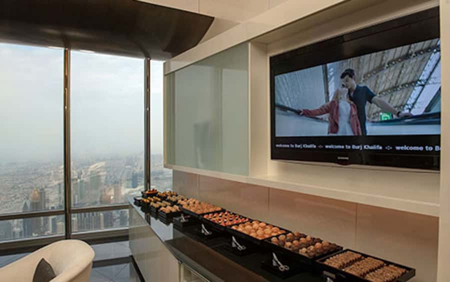Dubai: Burj Khalifa VIP Experience Level 152 Lounge Access - The Lounge on the 152nd: drinks, canapés, and the seating reality