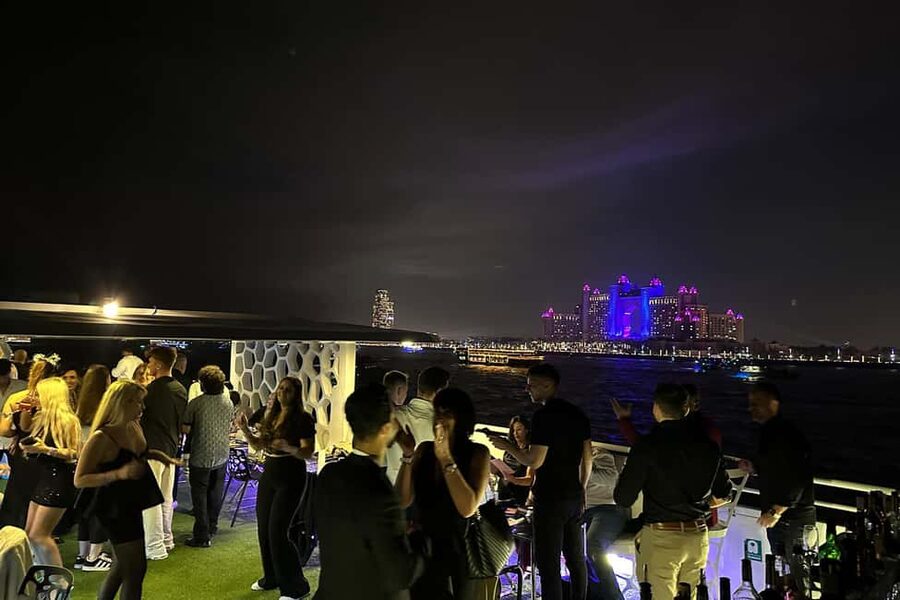 Dubai: Desert Rose NYE Cruise with Dinner and Fireworks - Dinner and drinks: unlimited buffet, live cooking, and what that changes