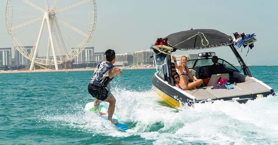 Dubai: Dubai Marina Wakesurfing or Wakeboarding Experience - Why wakeboarding in Dubai Marina feels special