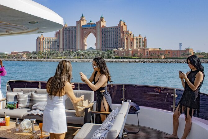 Dubai Harbour Super Yacht Experience with gourmet & Drinks - Gourmet Food and Sparkling Beverages: What the Onboard Meal Really Means