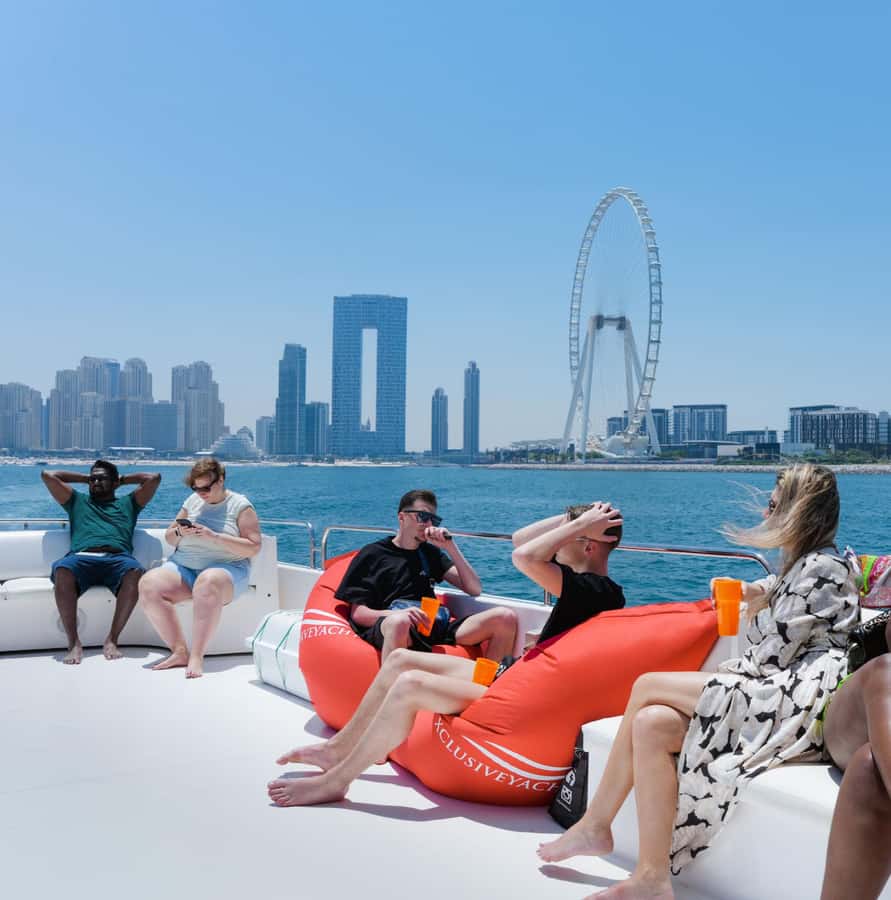 Dubai: Instagrammable Yacht Tour with Drinks & Ain/JBR Views - Live English commentary that keeps the cruise from feeling like just cruising