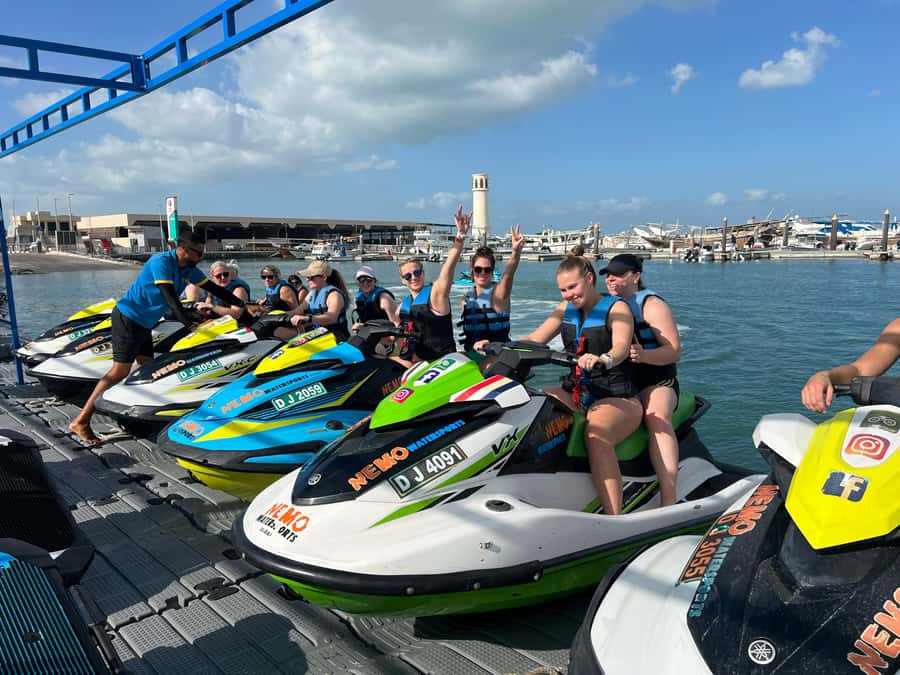 Dubai Jet Ski: Burj Khalifa, Burj Al Arab, Pics & Ice Cream! - Complimentary Ice Cream and a Nearby Place to Cool Off