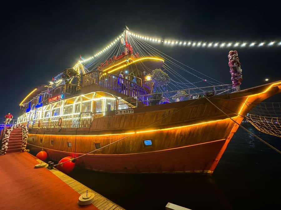 Dubai: Luxury Dinner Cruise with Live Music - Price and Value: What $44 Buys You in Dubai