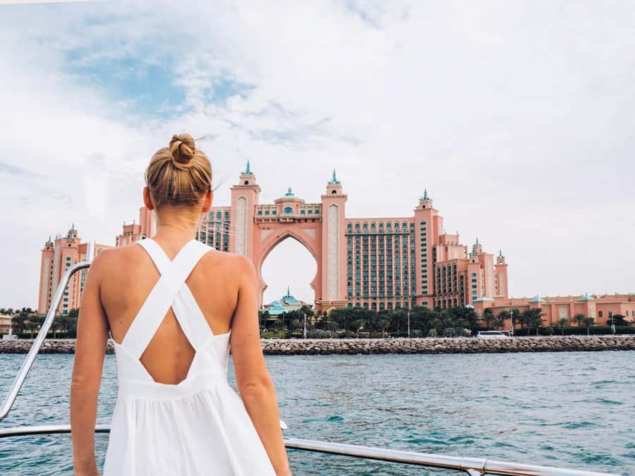 Dubai: Luxury Sunset Yacht Tour with Snacks and Drinks - Entering The Dubai Yacht Experience Without the Guesswork