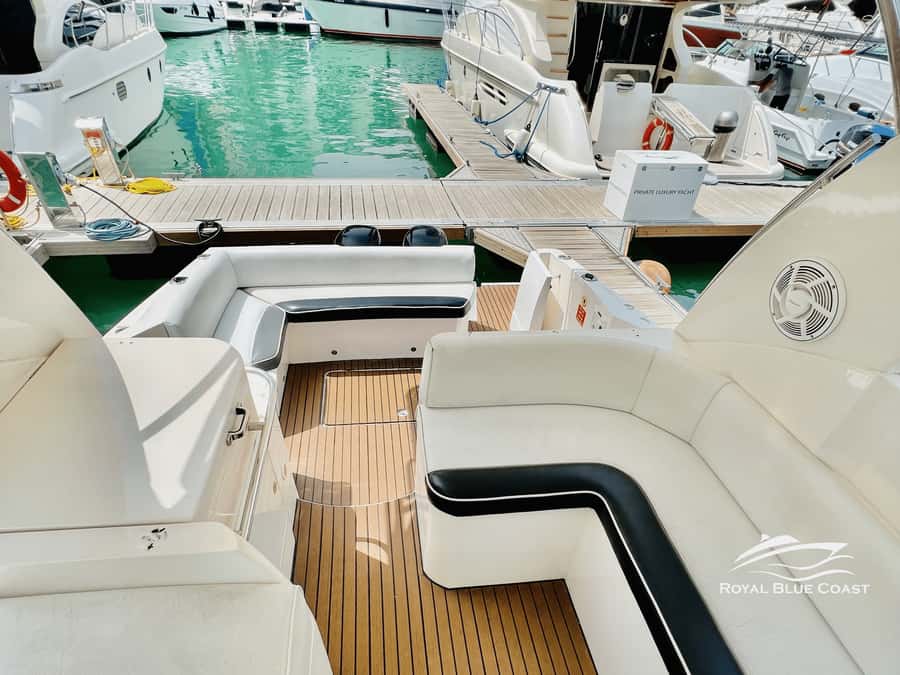 Dubai Marina: 2-Hour Mini Yacht Ride - Crew service: from taking photos to making you feel at ease