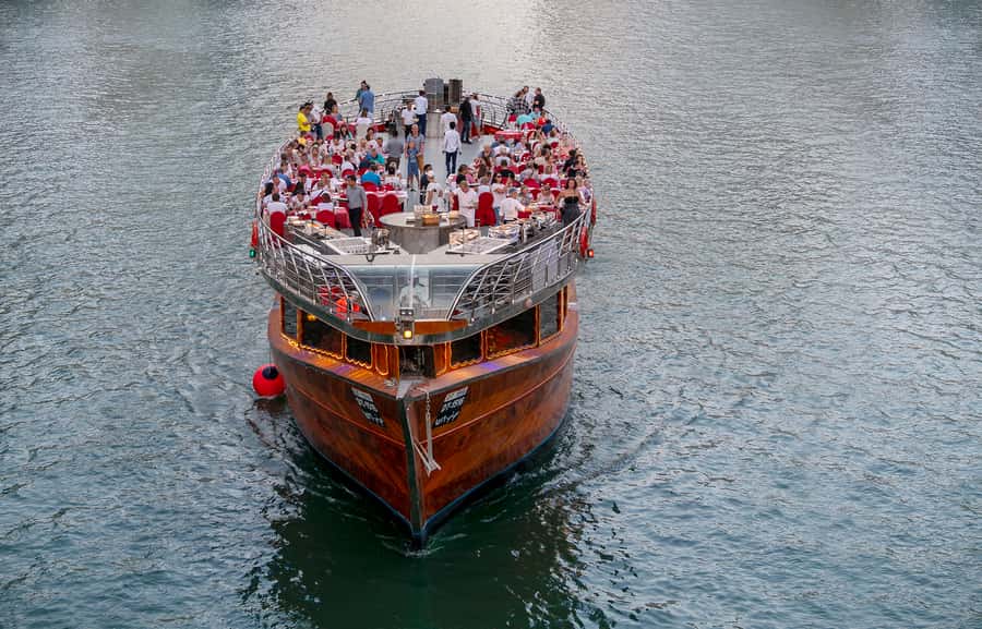 Dubai: Marina Luxury Dhow Dinner Cruise - How to make the most of your skyline photos