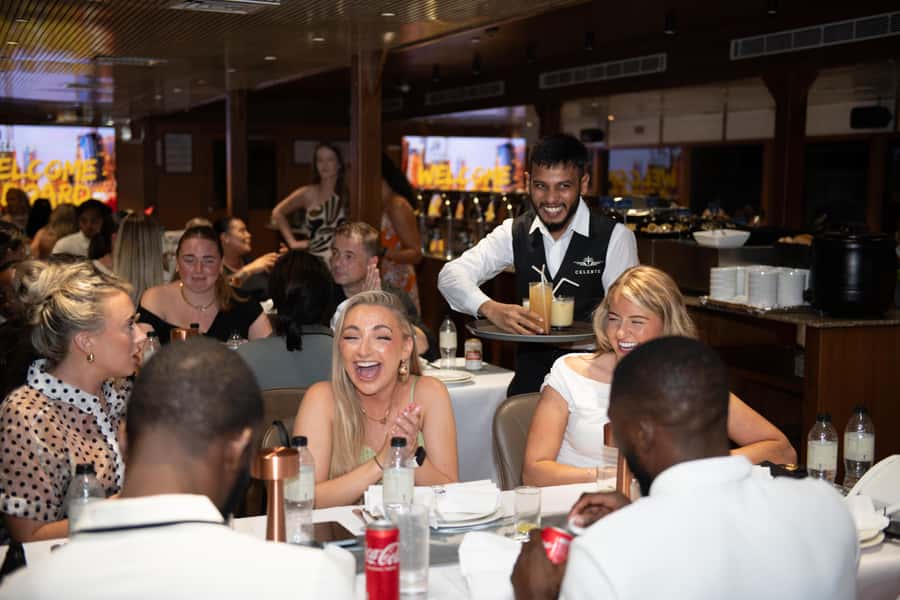 Dubai Marina: Luxury Dinner Cruise, Live Show, Open Bar & DJ - Key moments that make this cruise a hit