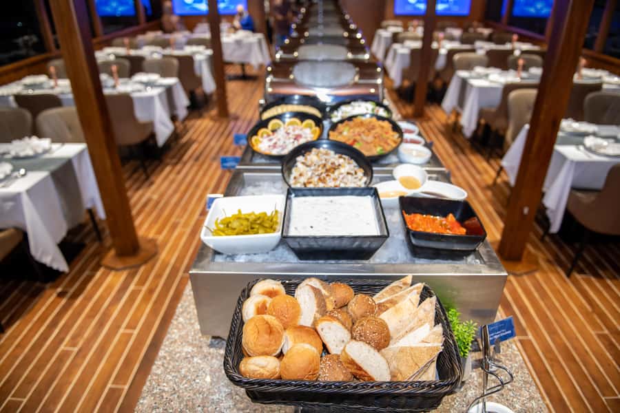 Dubai Marina: Luxury Dinner Cruise, Live Show, Open Bar & DJ - Shows on deck: Tanura, darbuka, live singer, and DJ energy