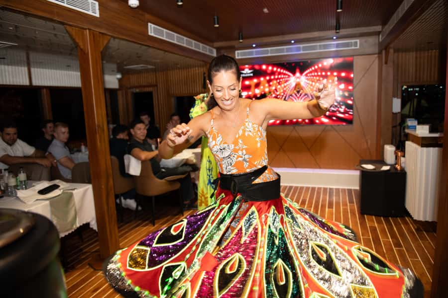 Dubai Marina: Luxury Dinner Cruise, Live Show, Open Bar & DJ - Choosing the upper deck vs the indoor cabin