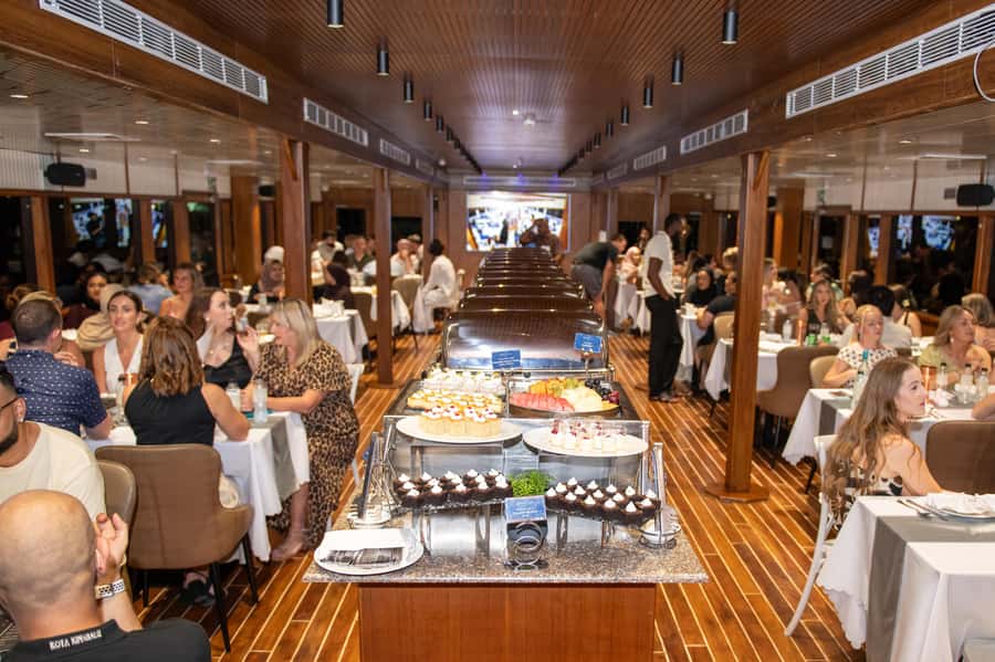 Dubai Marina: Luxury Dinner Cruise, Live Show, Open Bar & DJ - Who this cruise is best for