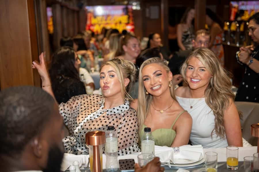 Dubai Marina: Luxury Dinner Cruise, Live Show, Open Bar & DJ - Dinner that lands, plus the buffet style you’ll appreciate