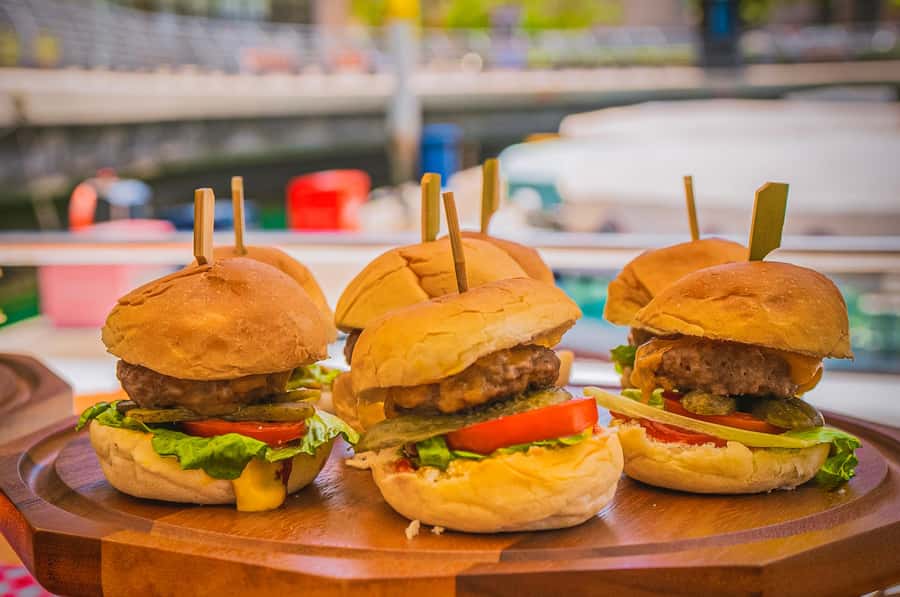 Dubai: Marina Sightseeing on Yacht with Breakfast - A 2-hour yacht cruise that fits Dubai time (and your patience)