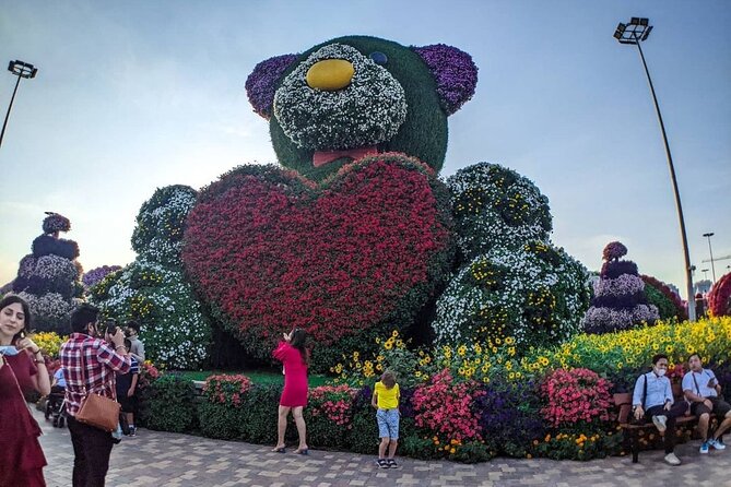 Dubai Miracle Garden Ticket - Food, drinks, and gift kiosks inside the garden