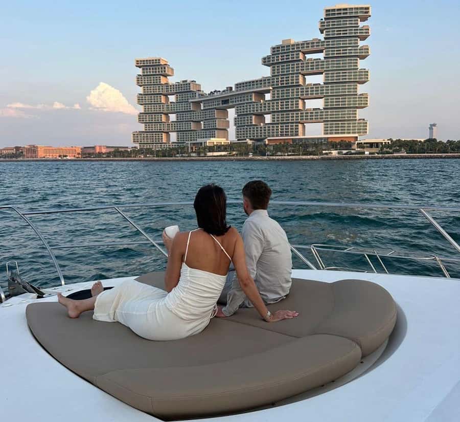 Dubai: Palm Jumeirah luxury private yacht Tour - What the yacht is like: decks, air-conditioning, and onboard extras