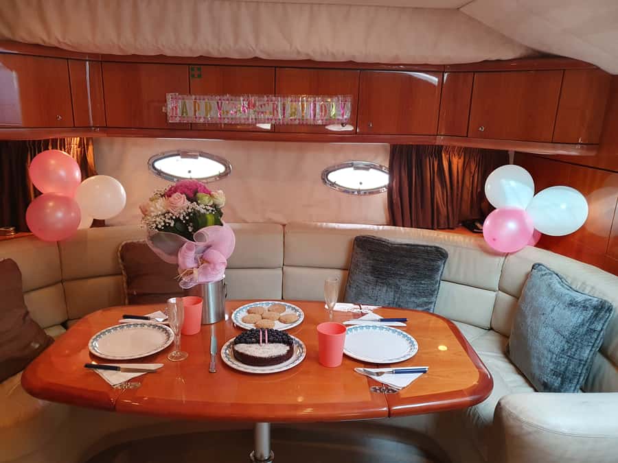 Dubai: Private Boat Cruise from Dubai Marina up to 12 people - The Bigger Sights After the Palm: Zabeel Palace, Atlantis, and Burj Al Arab