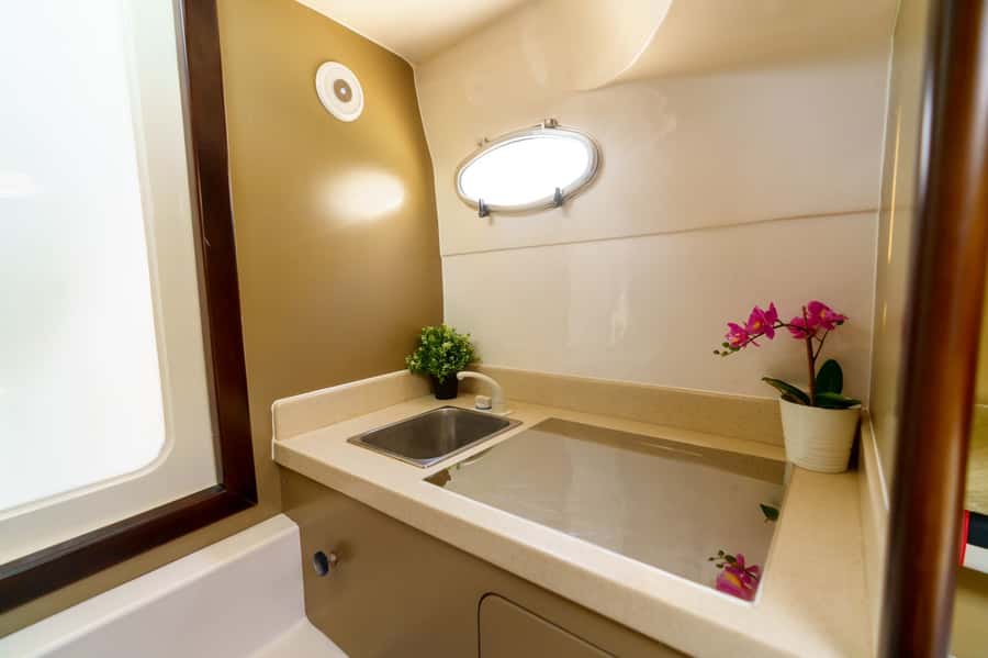 Dubai: Private Coastline Landmarks Mini-Yacht Tour - Palm Jumeirah by water: close to the showpiece