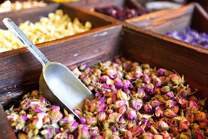 Dubai Private Layover, Stopover and Transit Tour with Transfer - Old Souk time: spice, gold, and perfume stopovers