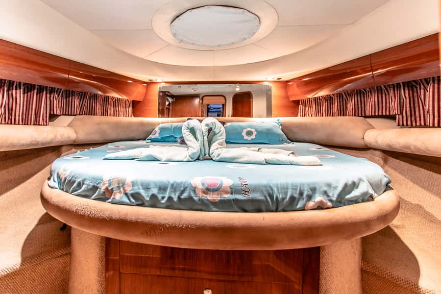 Dubai: Private Luxury Everest Yacht Cruise from Dubai Marina - Deck Life: Music, Shade, and Where to Sit for the Best Photos