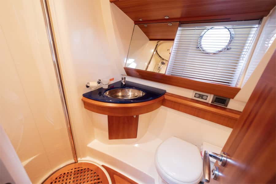Dubai: Private Luxury Yacht Cruise for up to 20 People - Comfort details onboard that actually matter