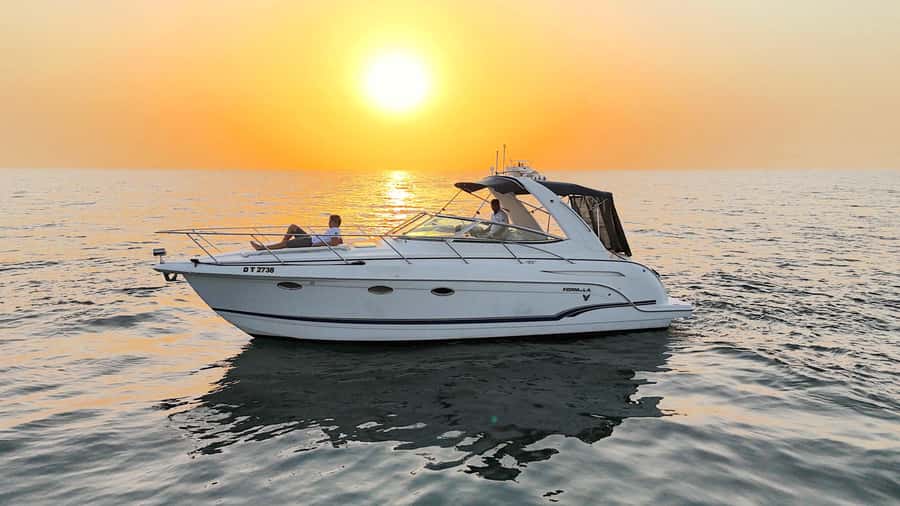 Dubai: Private Yacht Cruise for Unforgettable Memories - The 1-hour Dubai Marina cruise: JBR skyline in a quick hit