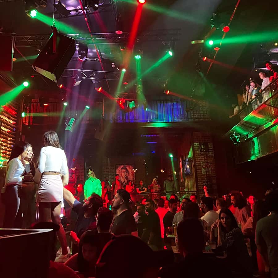 Dubai: Pub Crawl Nightlife Tour - Priority entrances and booked tables: why it matters in Dubai