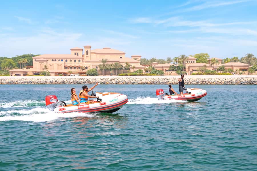 Dubai: Self-Drive Boat Experience for 1 or 2 People - Age rules and health limits you should not ignore