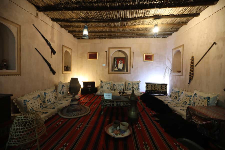 Dubai: Sheikh Zayed Mosque, Fujairah and Khorfakkan Tour - Khorfakkan Square: Waterfall Views, Fountains, and an Amphitheater