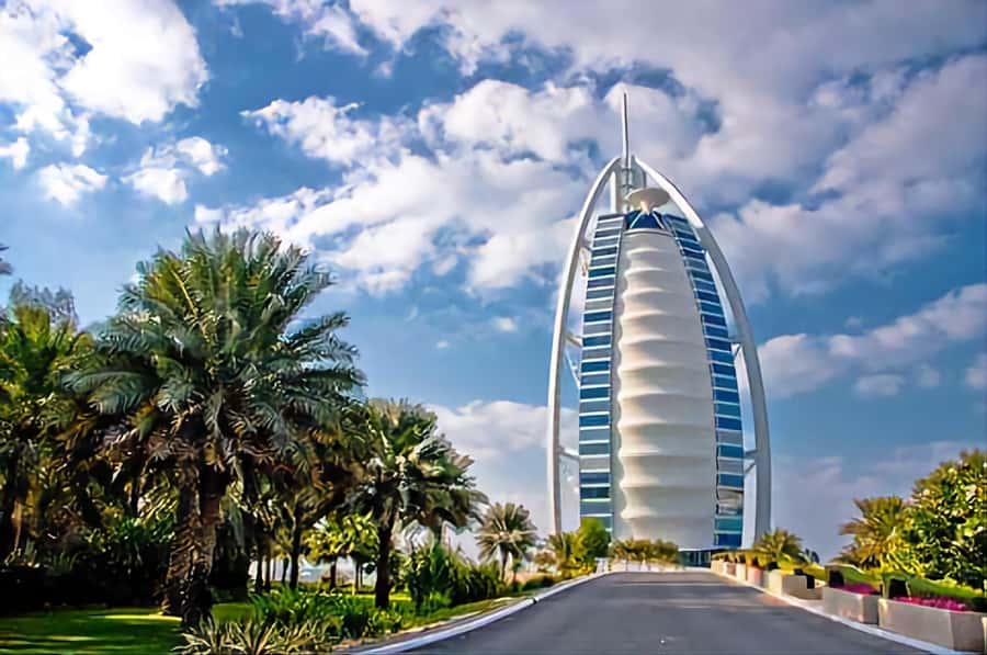 Dubai Stopover Tour & Transit Tours - Dubai Frame and Museum of the Future: the modern story in two views