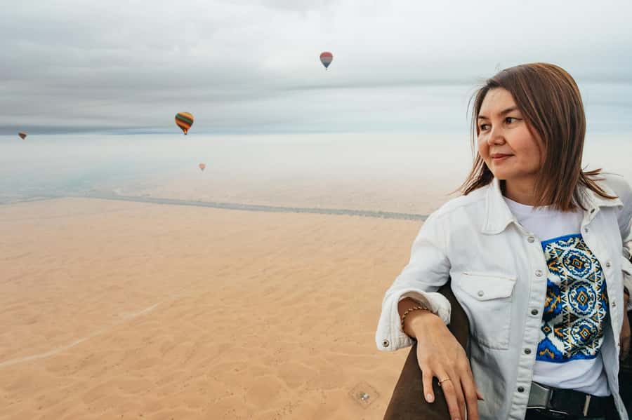 Dubai: Sunrise Balloon Flight with Camel Ride & Breakfast - Falcon Photos: The Desert Bird-of-Prey Stop