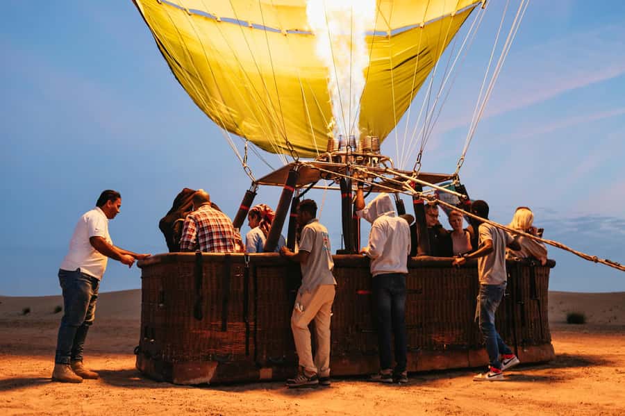 Dubai: Sunrise Hot Air Balloon Tour Over the Desert - Around the Basket: What the Ride Is Like Up There
