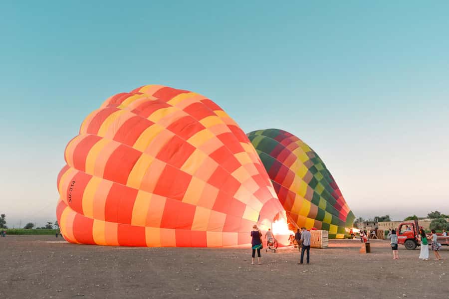 Dubai: Sunrise Hot Air Balloon Tour with E-Certificate - Pre-Flight Coffee, Safety Briefing, and the Falcon Moment
