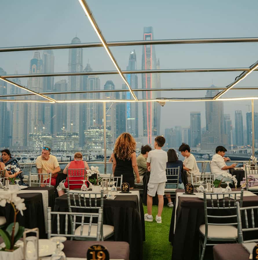 Dubai: Sunset or Dinner Cruise with Live Music & Open Bar - Food and Service: Why People Keep Coming Back