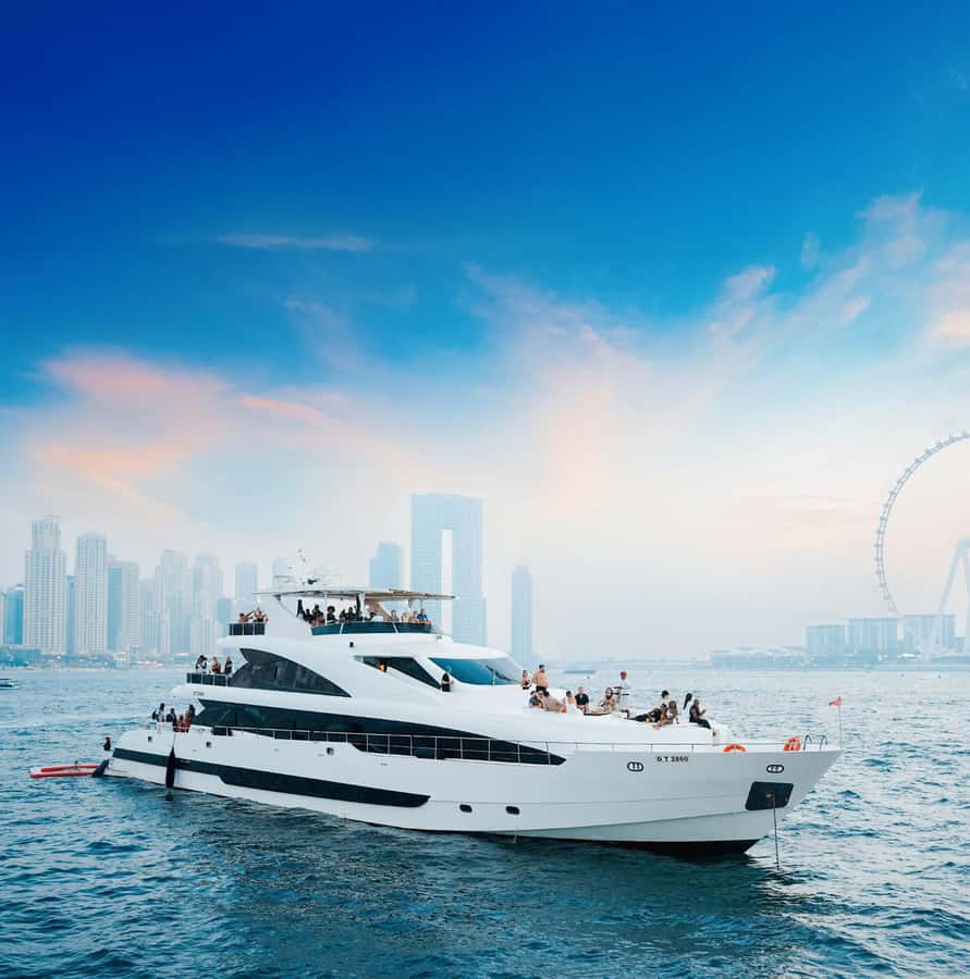 Dubai: Superyacht Experience with Live Music & Drinks - Entering the world of a 144-foot Dubai superyacht
