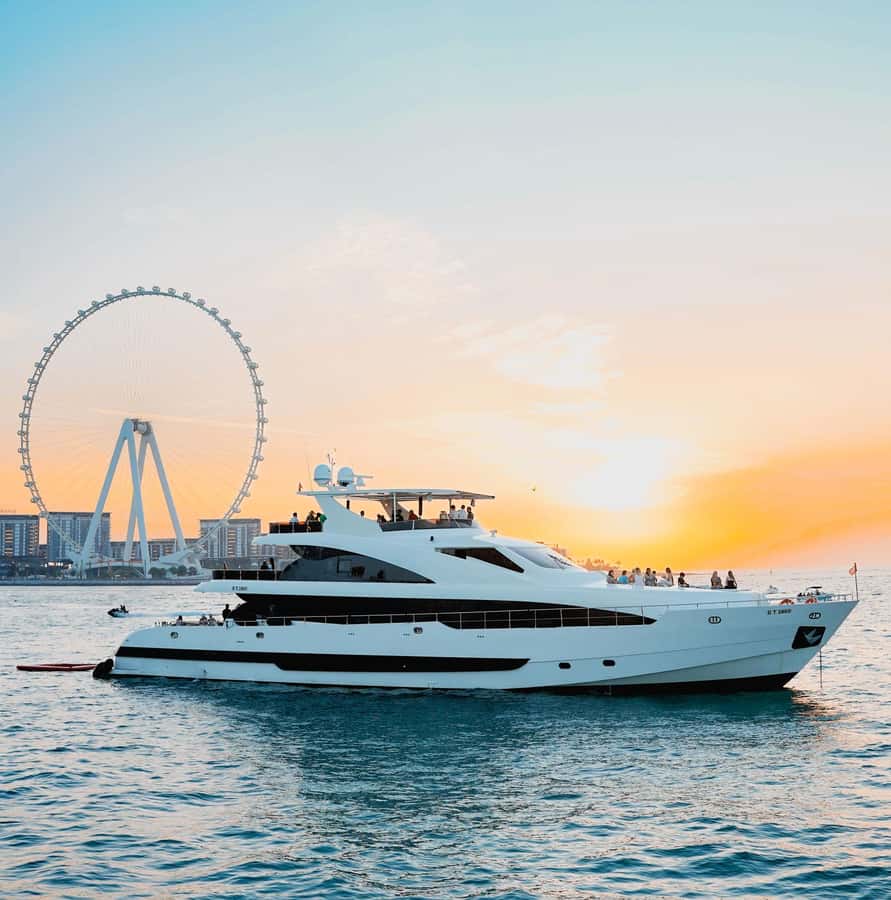 Dubai: Superyacht Experience with Live Music & Drinks - Breakfast, lunch, or dinner, plus a drink station that feels generous