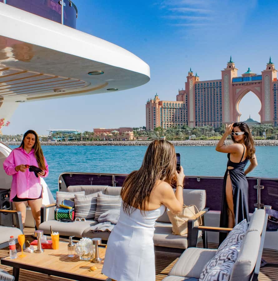 Dubai: Superyacht Experience with Live Music & Drinks - Swimming on the Marina, and how to use your swim time well