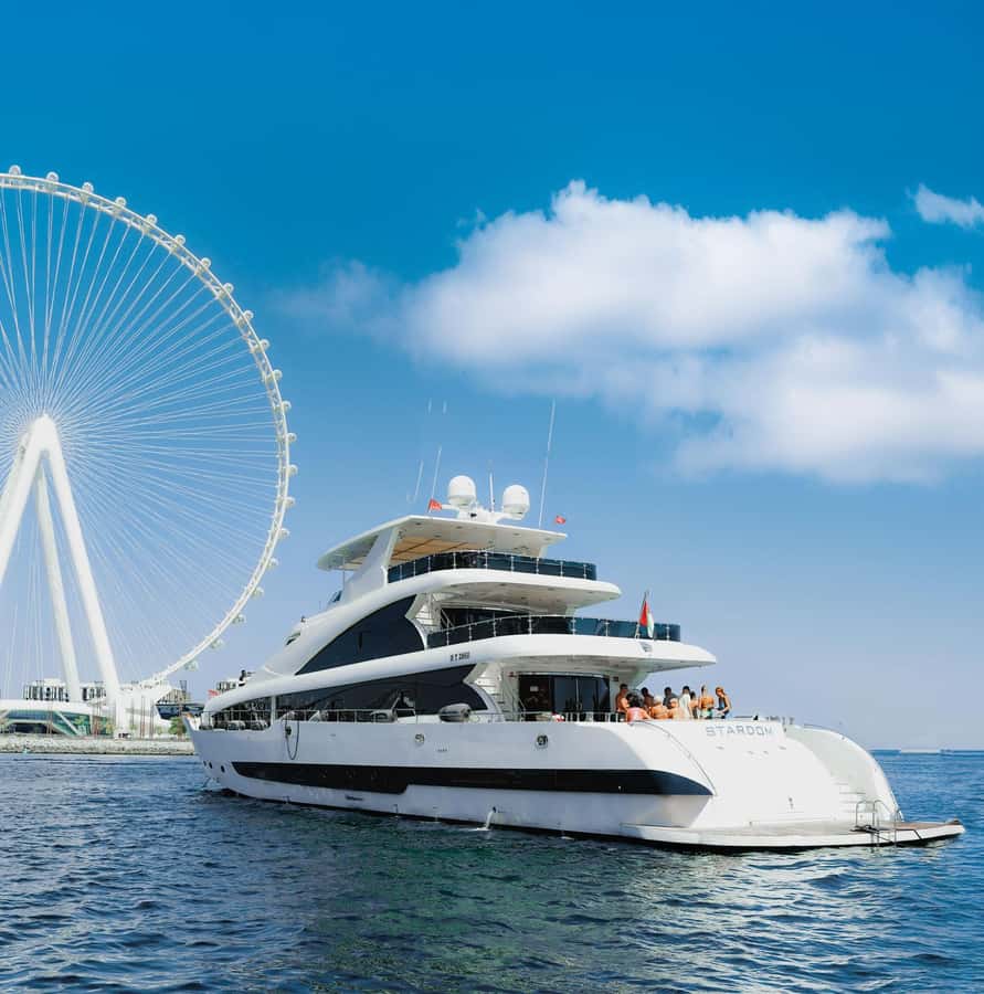 Dubai: Superyacht Experience with Live Music & Drinks - Red-carpet boarding, crew help, and the comfort details