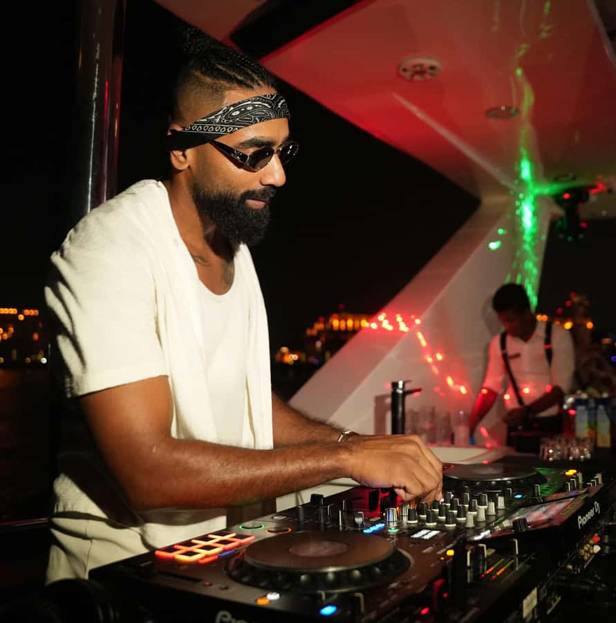 Dubai: Superyacht Experience with Party & Live DJ - The Route: Dubai Harbour, Dubai Marina Views, Jumeirah Beach, and Blue Water Island