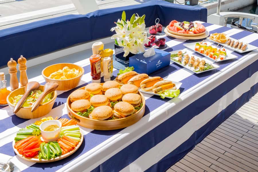 Dubai: The Luxury Yacht Tour with Live BBQ Option - Best times to book, daylight photos or nighttime glow