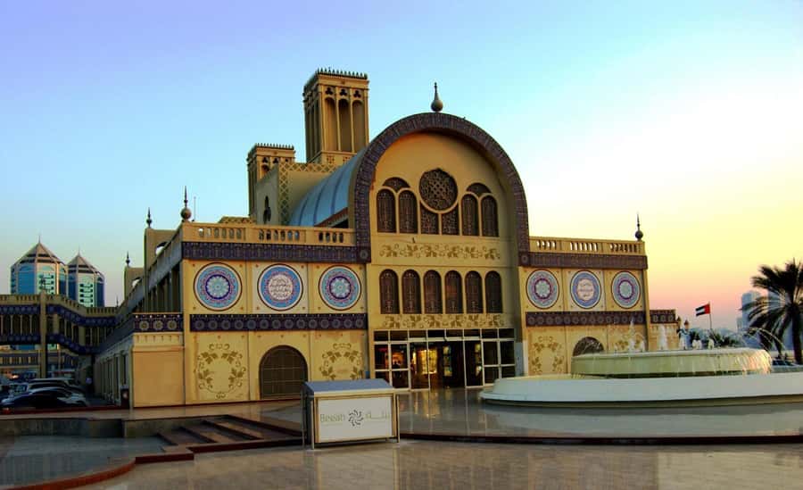 From Dubai: Sharjah Heritage & Culture Tour - How the live guide and audio guide keep you moving