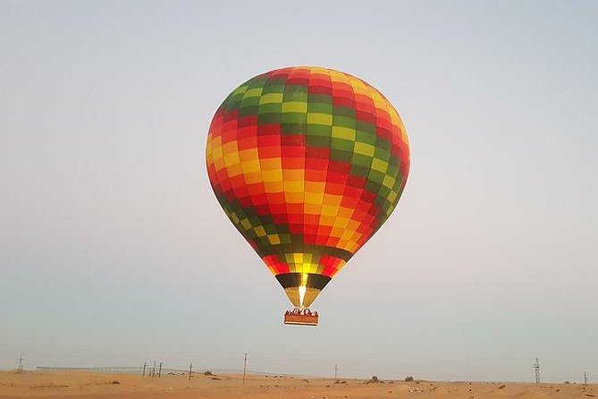 Hot Air Balloon Ride Over Dubai Desert inlcuding Transfers - Falconry show and the pilot-signed E flying certificate