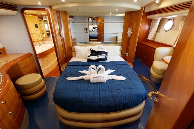 Luxury Yacht Private Rental from Dubai Marina - Blue Water Island and Atlantis The Palm: seeing the icon up close