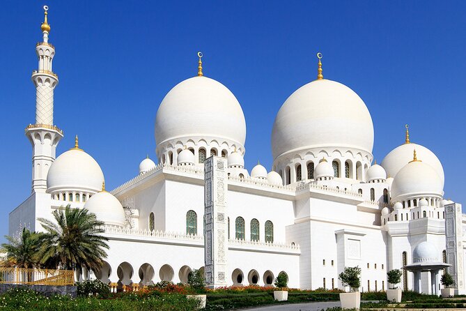 Sheikh Zayed Mosque Half Day Tour in Abu Dhabi - Courtyard scale: 40,000 reasons to plan your pace